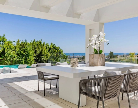 Villa for sale in El Paraiso, Estepona East