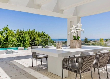 Villa for sale in El Paraiso, Estepona East