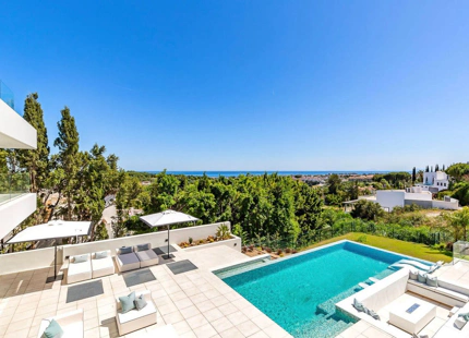 Villa for sale in El Paraiso, Estepona East