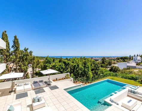 Villa for sale in El Paraiso, Estepona East