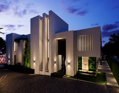 Villa for sale in El Paraiso, Estepona East