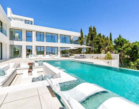 Villa for sale in El Paraiso, Estepona East