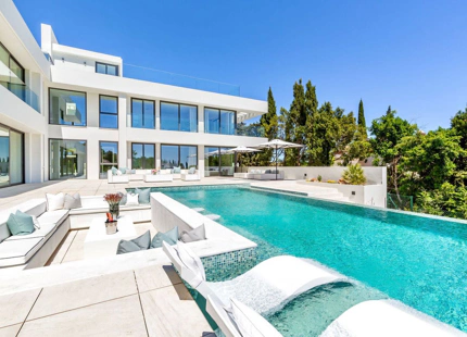 Villa for sale in El Paraiso, Estepona East