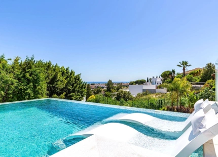 Villa for sale in El Paraiso, Estepona East