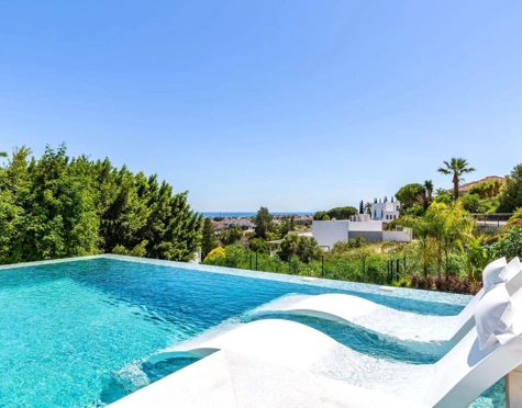 Villa for sale in El Paraiso, Estepona East