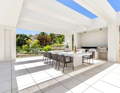 Villa for sale in El Paraiso, Estepona East