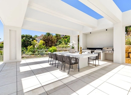 Villa for sale in El Paraiso, Estepona East