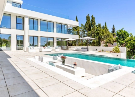 Villa for sale in El Paraiso, Estepona East