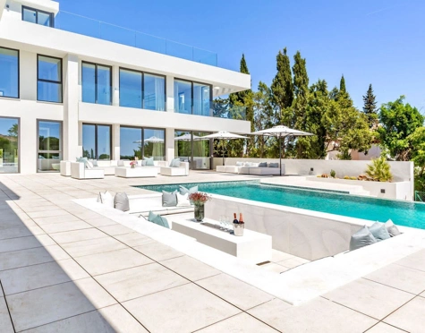 Villa for sale in El Paraiso, Estepona East