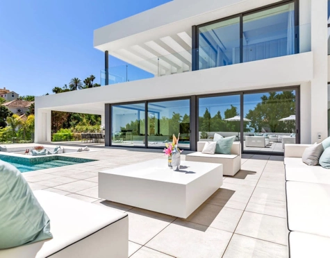 Villa en venta en El Paraiso, Estepona Este