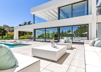 Villa for sale in El Paraiso, Estepona East