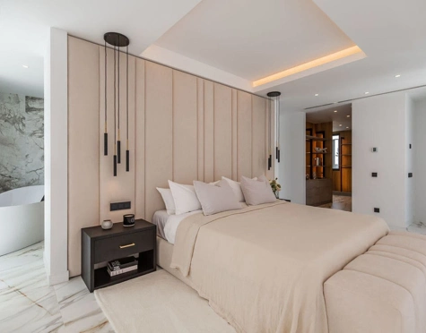 Villa for sale in El Paraiso, Estepona East