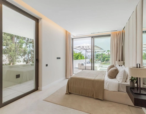 Villa for sale in El Paraiso, Estepona East