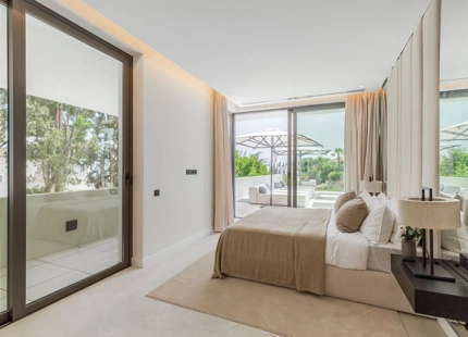 Villa for sale in El Paraiso, Estepona East