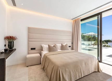 Villa for sale in El Paraiso, Estepona East