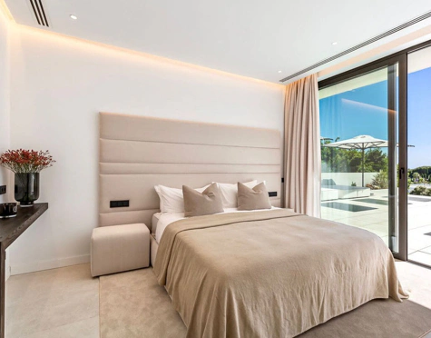 Villa for sale in El Paraiso, Estepona East