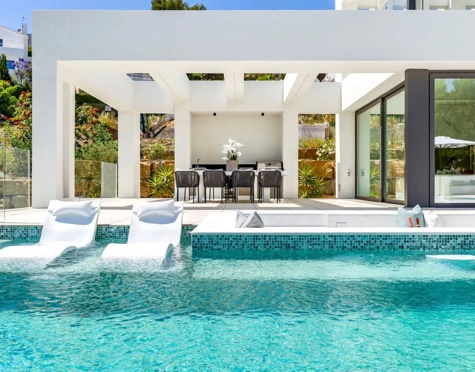 Villa for sale in El Paraiso, Estepona East