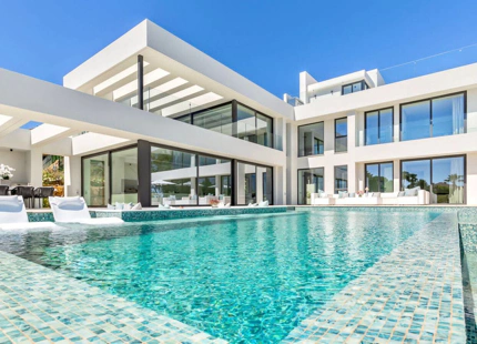 Villa for sale in El Paraiso, Estepona East