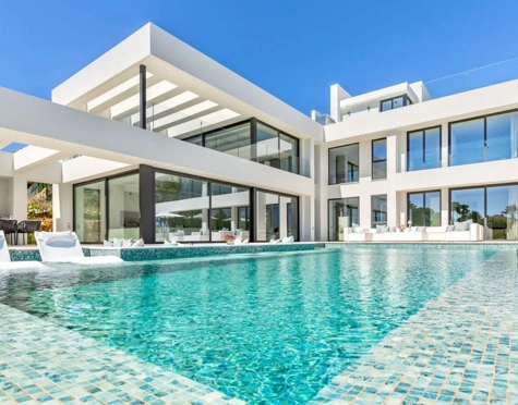 Villa for sale in El Paraiso, Estepona East