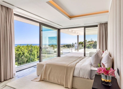 Villa for sale in El Paraiso, Estepona East