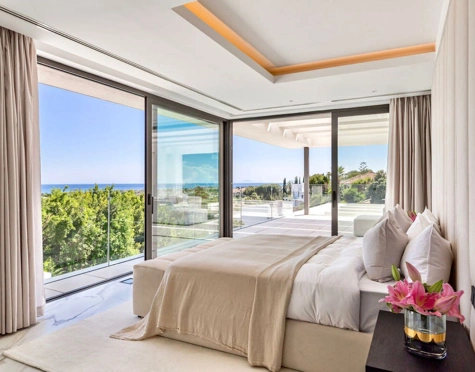 Villa for sale in El Paraiso, Estepona East