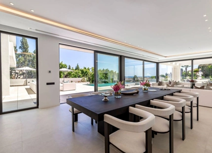 Villa for sale in El Paraiso, Estepona East