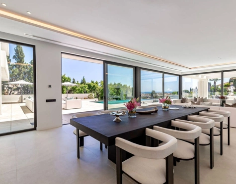 Villa for sale in El Paraiso, Estepona East