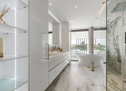 Villa for sale in El Paraiso, Estepona East