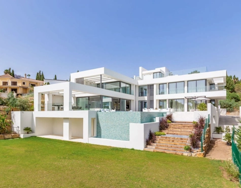 Villa for sale in El Paraiso, Estepona East