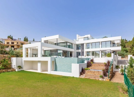 Villa for sale in El Paraiso, Estepona East