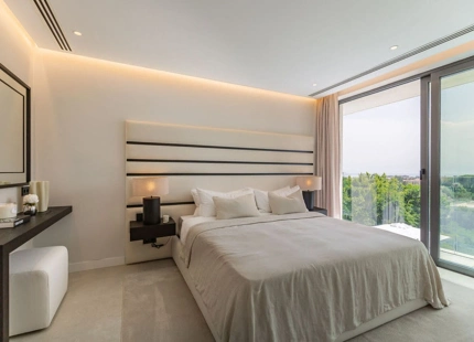 Villa for sale in El Paraiso, Estepona East