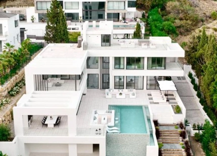 Villa for sale in El Paraiso, Estepona East