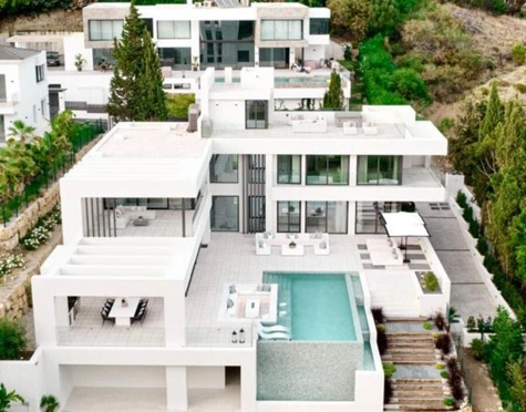 Villa for sale in El Paraiso, Estepona East