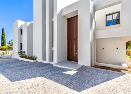 Villa for sale in El Paraiso, Estepona East
