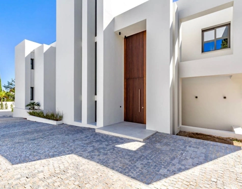 Villa for sale in El Paraiso, Estepona East