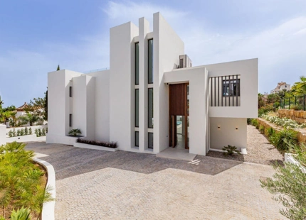 Villa for sale in El Paraiso, Estepona East
