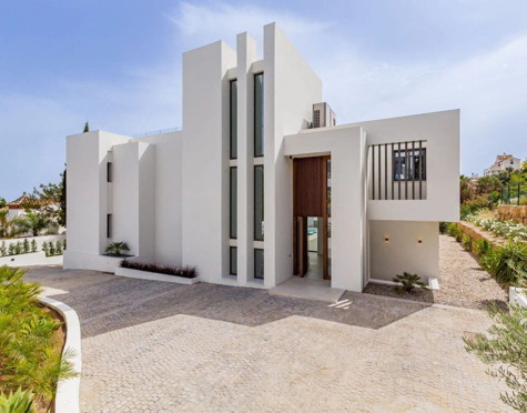 Villa for sale in El Paraiso, Estepona East