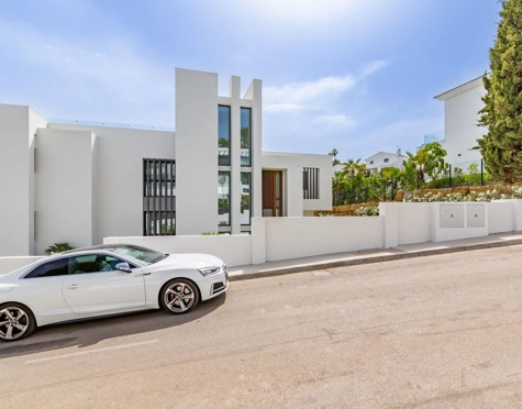 Villa for sale in El Paraiso, Estepona East