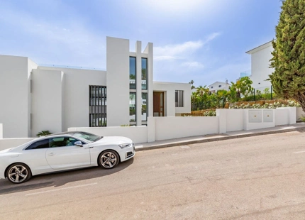 Villa for sale in El Paraiso, Estepona East