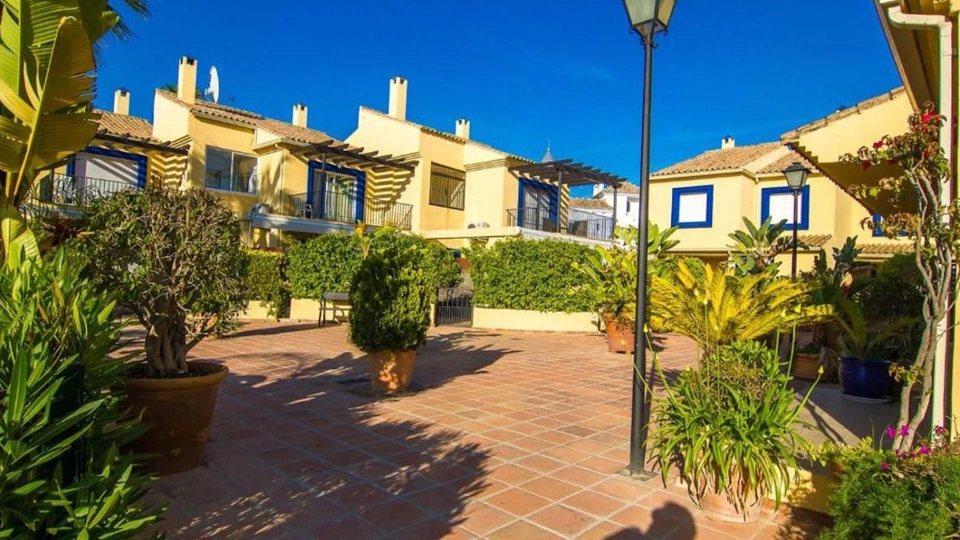 Adosado en venta en Nueva Andalucia, Marbella