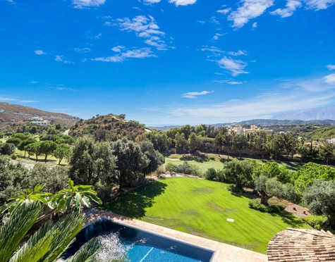 Villa for sale in Benahavis