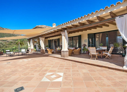 Villa for sale in Benahavis