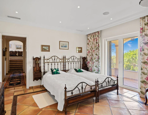 Villa for sale in Benahavis