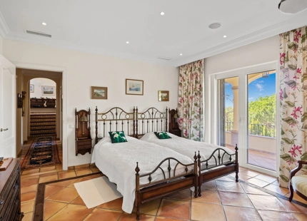 Villa for sale in Benahavis