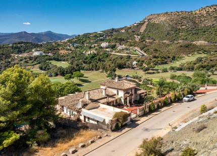 Villa for sale in Benahavis