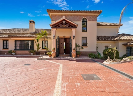 Villa for sale in Benahavis