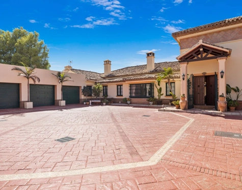 Villa for sale in Benahavis