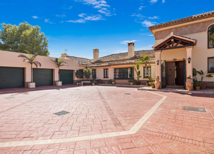 Villa for sale in Benahavis