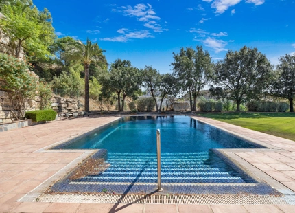 Villa for sale in Benahavis