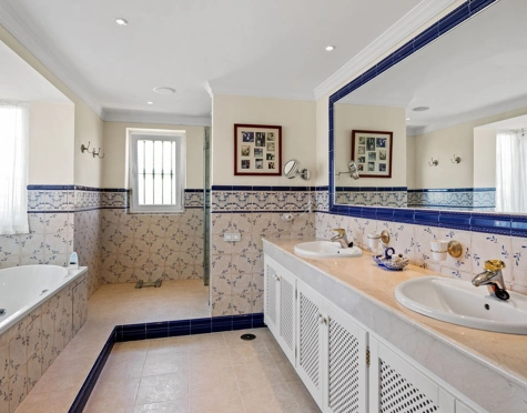 Villa for sale in Benahavis